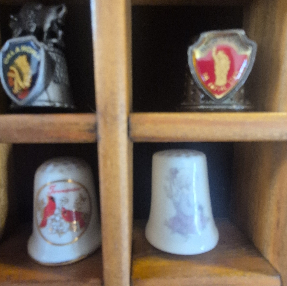 Vintage Porcelian Thimble Collection - Picture 5 of 7